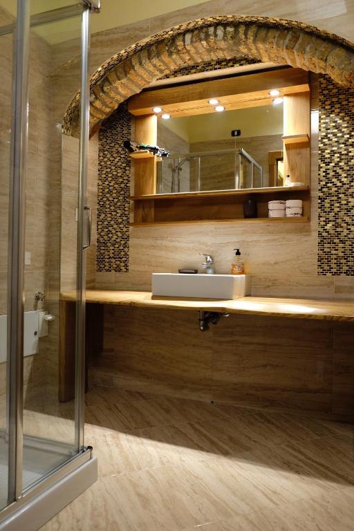 łazienka z umywalką i lustrem w obiekcie Wendy luxury apartment w Wenecji