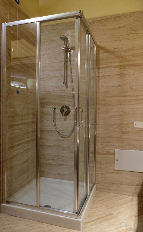 prysznic ze szklaną obudową w łazience w obiekcie Wendy luxury apartment w Wenecji