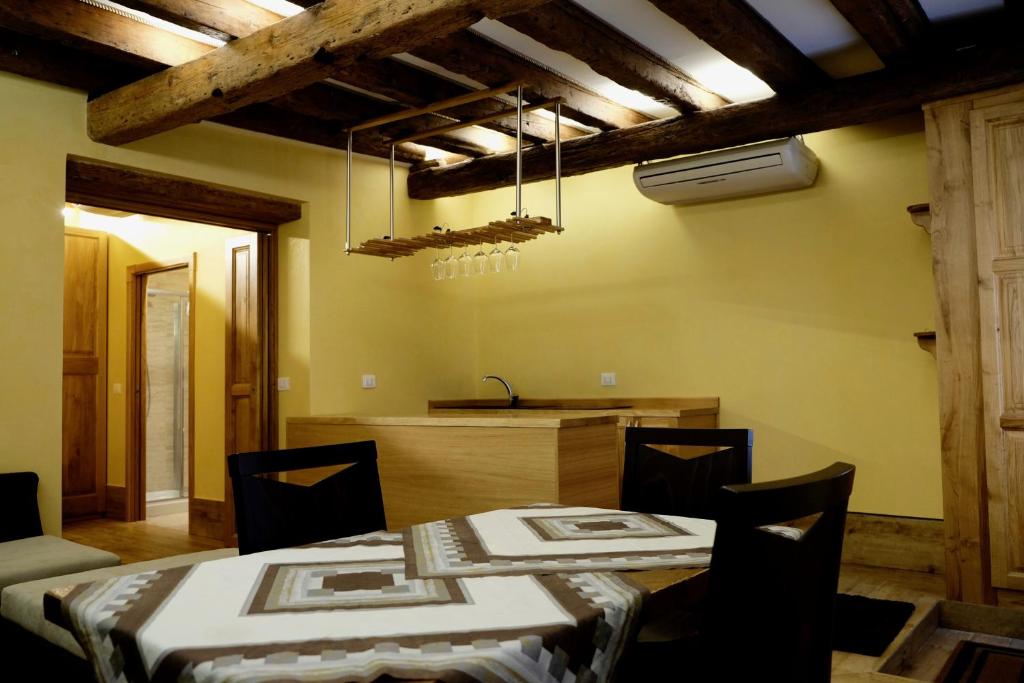 jadalnia ze stołem i krzesłami oraz kuchnia w obiekcie Wendy luxury apartment w Wenecji