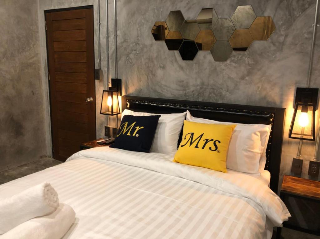 - une chambre avec un grand lit et des oreillers jaunes dans l'établissement Blackjack Bar and Hostel, à Chaweng