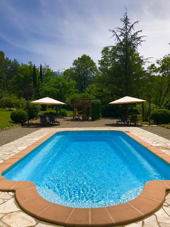 Bazén v ubytování La Villa du Parc nebo v jeho okolí