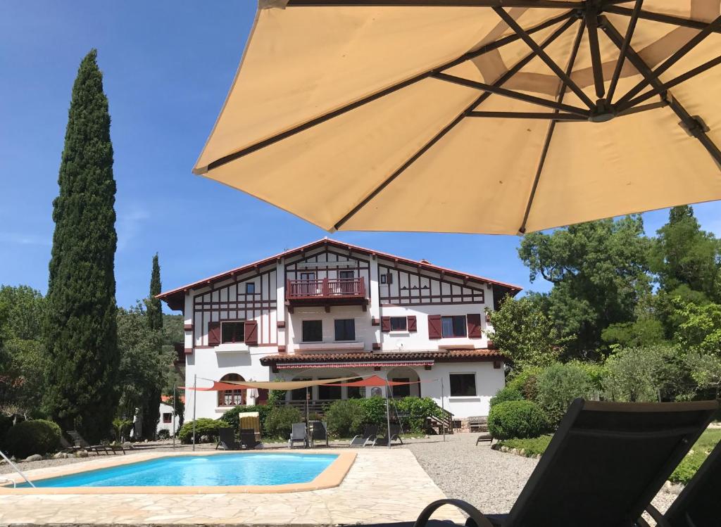 Bazén v ubytování La Villa du Parc nebo v jeho okolí