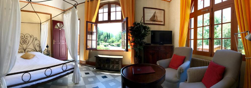 TV a/nebo společenská místnost v ubytování La Villa du Parc