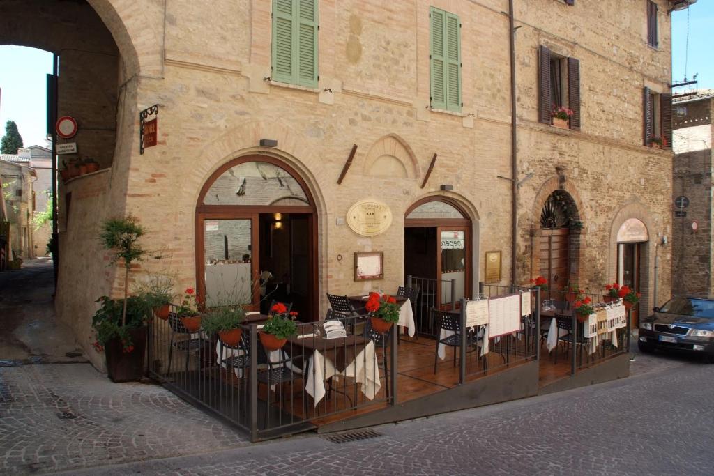 モンテファルコにあるOro Rosso Hotel Ristoranteの建物外のテーブルと椅子のあるレストラン