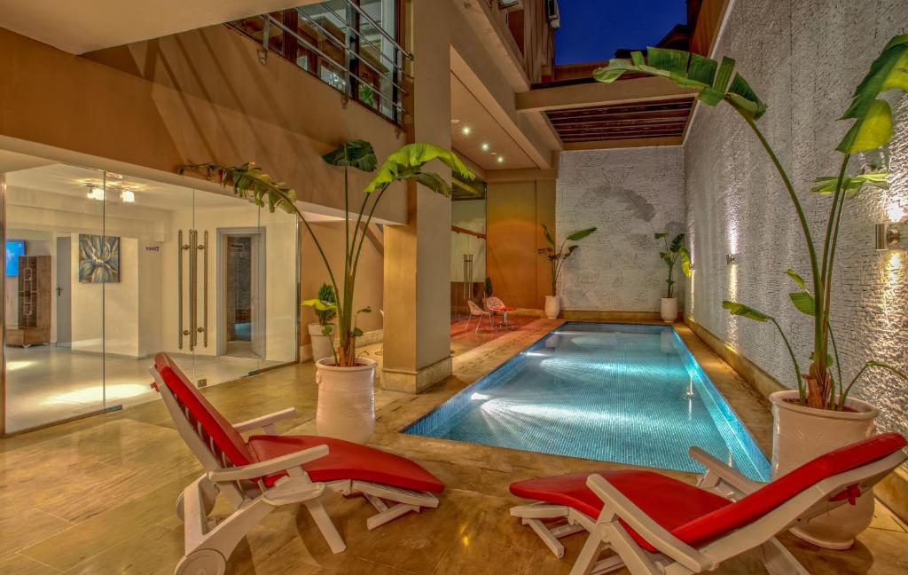 Bazén v ubytování Yaad City Hotel nebo v jeho okolí