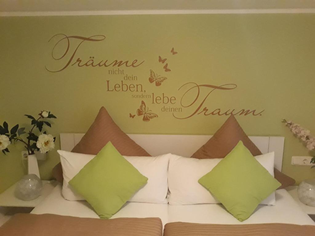 - une chambre avec un lit aux papillons sur le mur dans l'établissement SeidelsFerienparadiesGahlenz, à Gahlenz