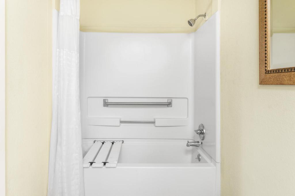 Super 8 by Wyndham Brookhaven - King Room - Mobility Access/Non-Smoking