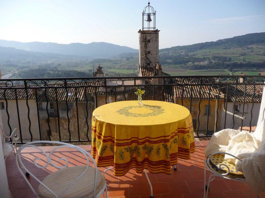 ラ・キャディエール・ダズールにあるDuplex la Cadière d'Azurのバルコニーにテーブルと黄色のテーブルクロス