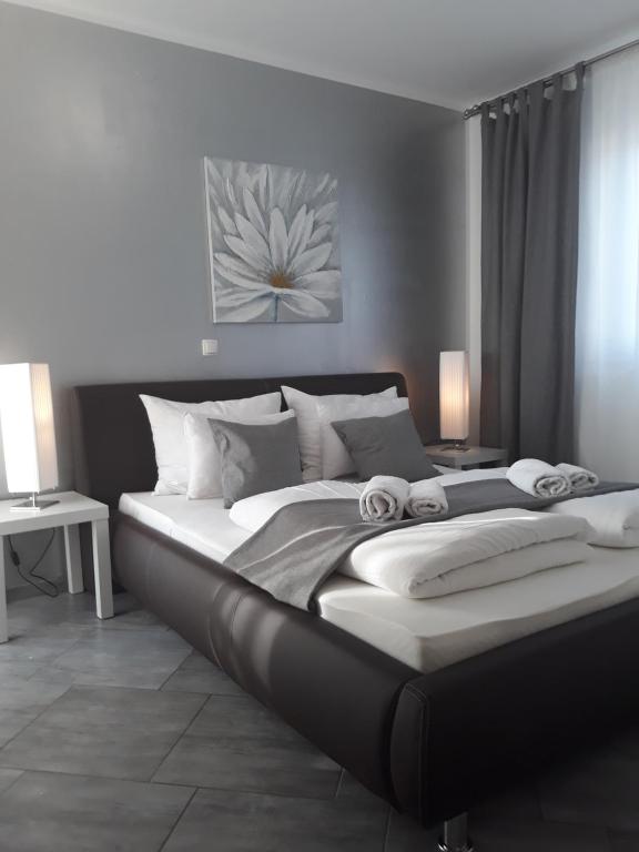 Postel nebo postele na pokoji v ubytování Garfild Guest house