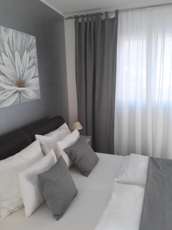 Postel nebo postele na pokoji v ubytování Garfild Guest house