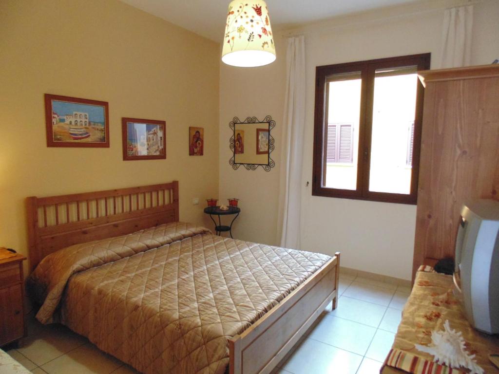 a bedroom with a bed and a window at Residence Massilor in Gallipoli
