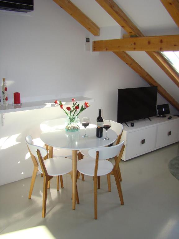 Televízia a/alebo spoločenská miestnosť v ubytovaní Kike Apartment