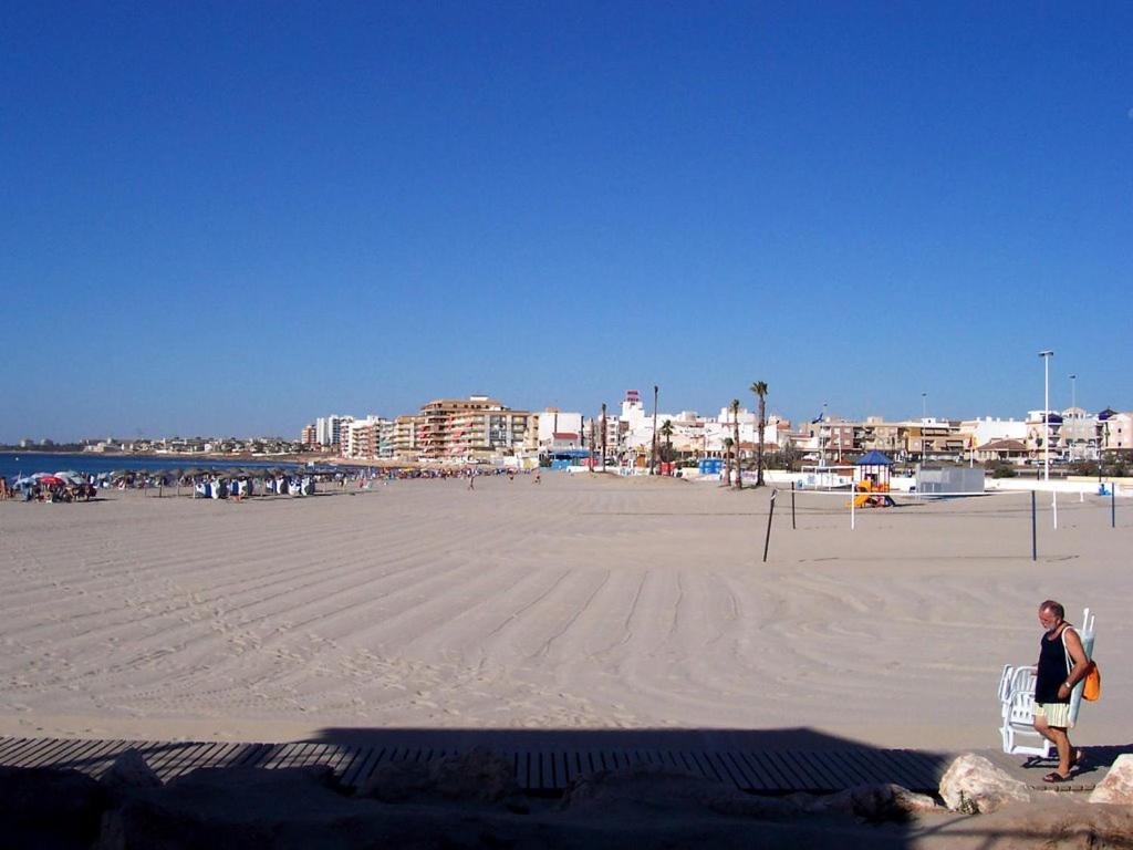 トレビエハにあるCasa en Torreviejaの浜辺の椅子に座る者