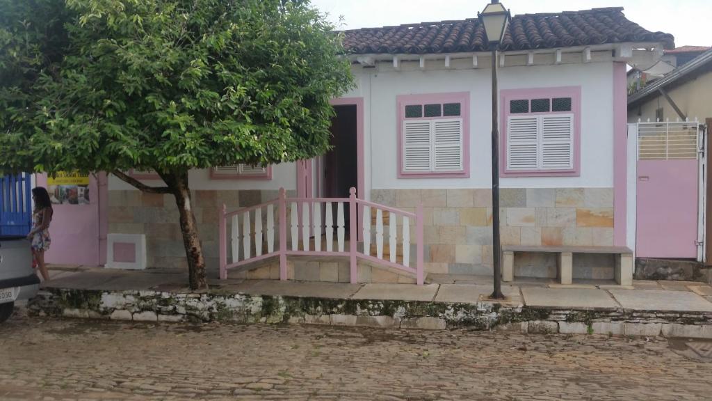 ein rosa Haus mit einer rosa Rampe davor in der Unterkunft Suítes Dona Ilda in Pirenópolis