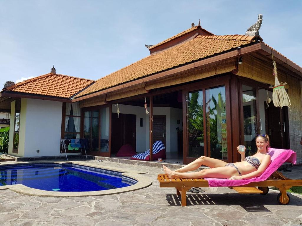 Bazén v ubytování Medewi Beachfront Getaway nebo v jeho okolí