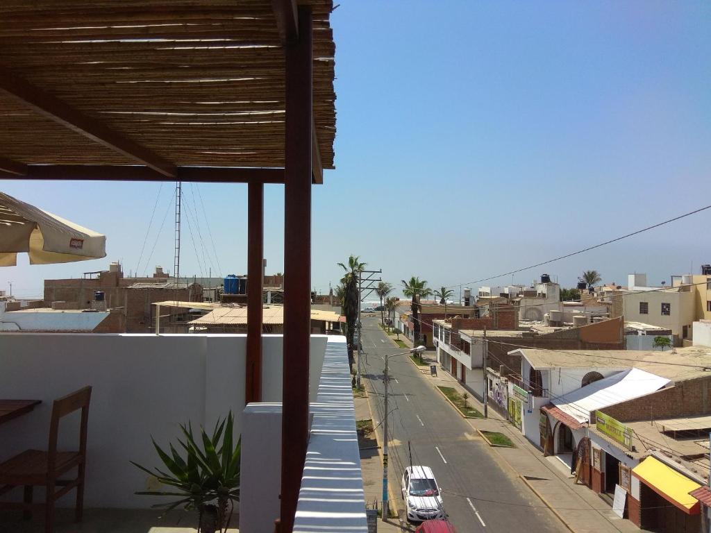 Blick auf eine Stadtstraße von einem Gebäude in der Unterkunft Lola Hosting in Huanchaco