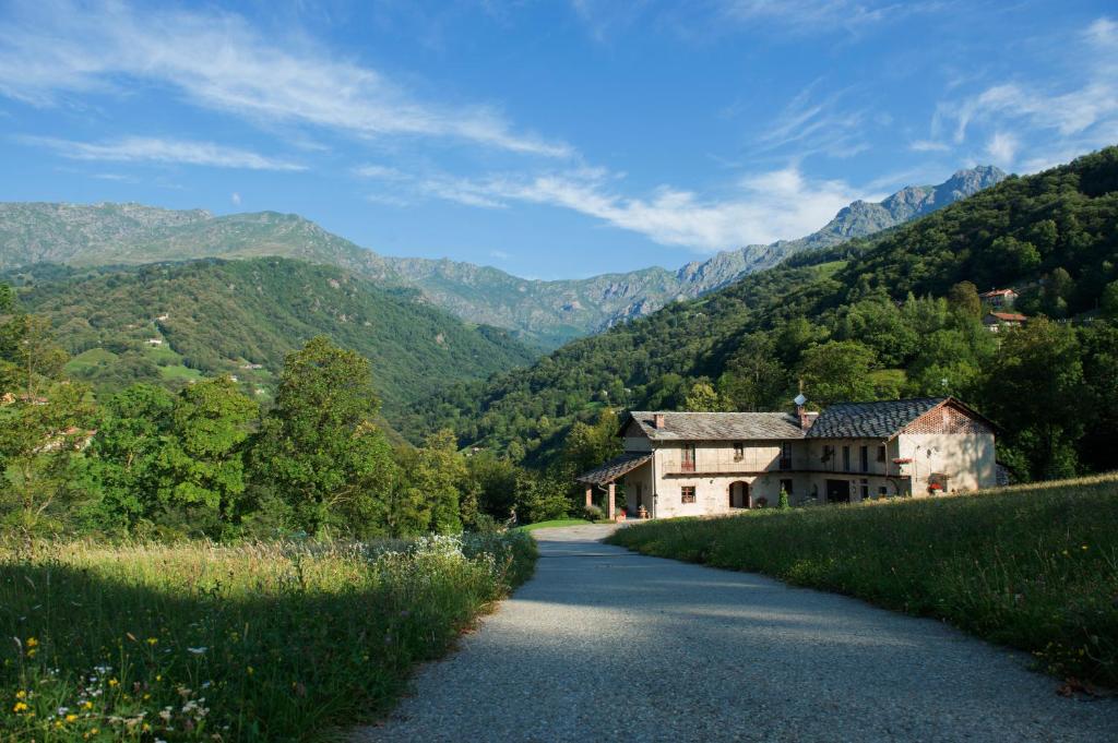 un camino que conduce a una casa en las montañas en Ca' dal Pipa en Sordevolo