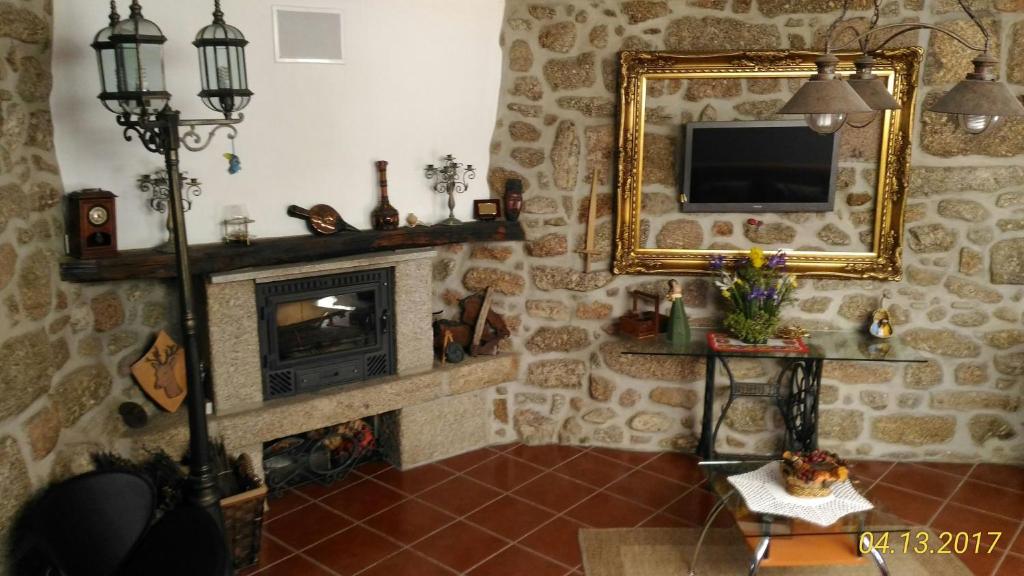 - un salon avec une cheminée et un miroir dans l'établissement Casa Velha, à Avelal
