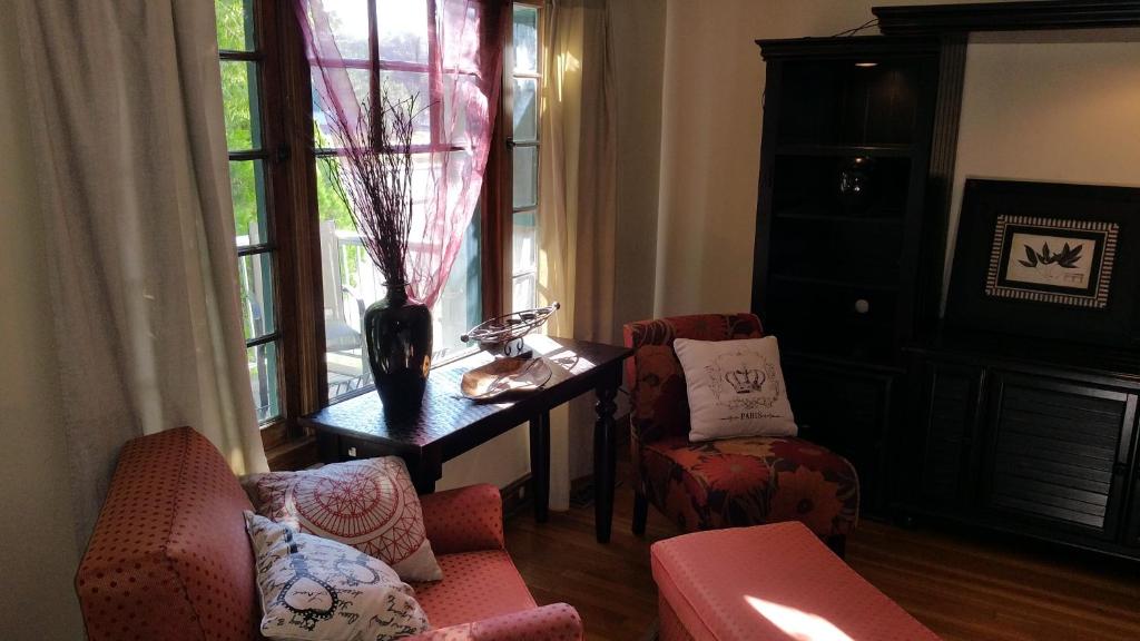 sala de estar con 2 sillas, mesa y ventana en Modern❤️Smart Craftsman HDTV Keurig AC❤of Downtown en Klamath Falls