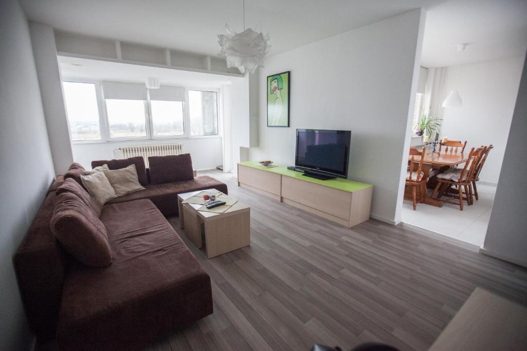 sala de estar con sofá y TV en RiverView apartment, en Osijek