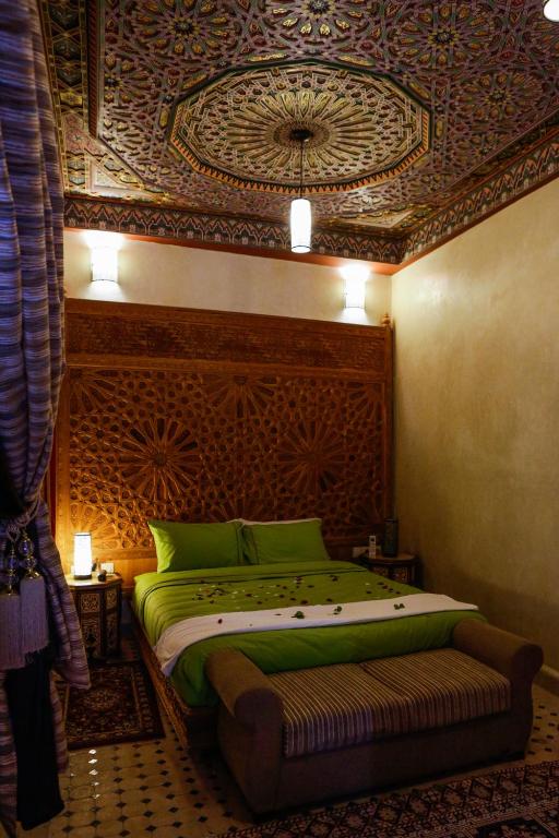 Postel nebo postele na pokoji v ubytování Riad Al Fassia Palace