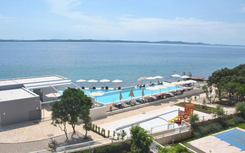 Basen w obiekcie Apartmani Astrado Petrčane lub w pobliżu