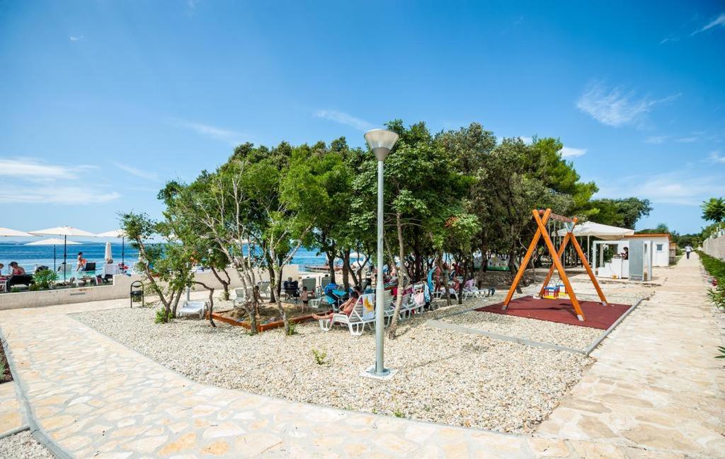 Plac zabaw dla dzieci w obiekcie Apartmani Astrado Petrčane