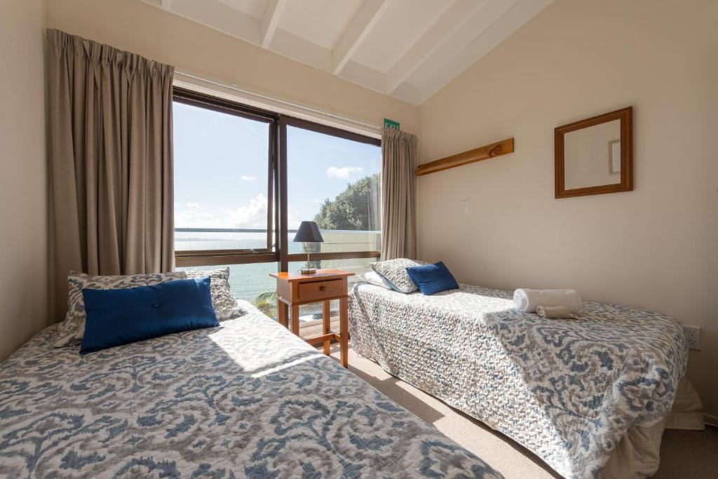 Postel nebo postele na pokoji v ubytování By the Bay Beachfront Apartments