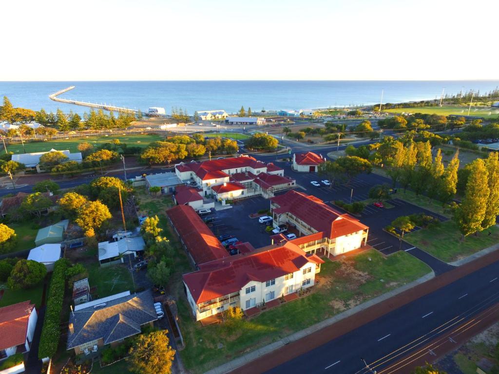 una vista aérea de una escuela con el océano en el fondo en Esplanade Hotel Busselton, en Busselton