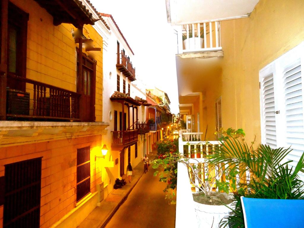 an empty alley in an old building with buildings at Apartamento Alvarez in Cartagena de Indias