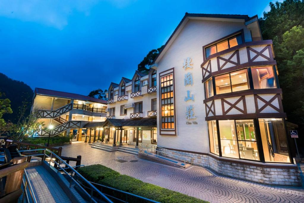 um edifício com uma fachada iluminada à noite em Chilan Hotel em Datong
