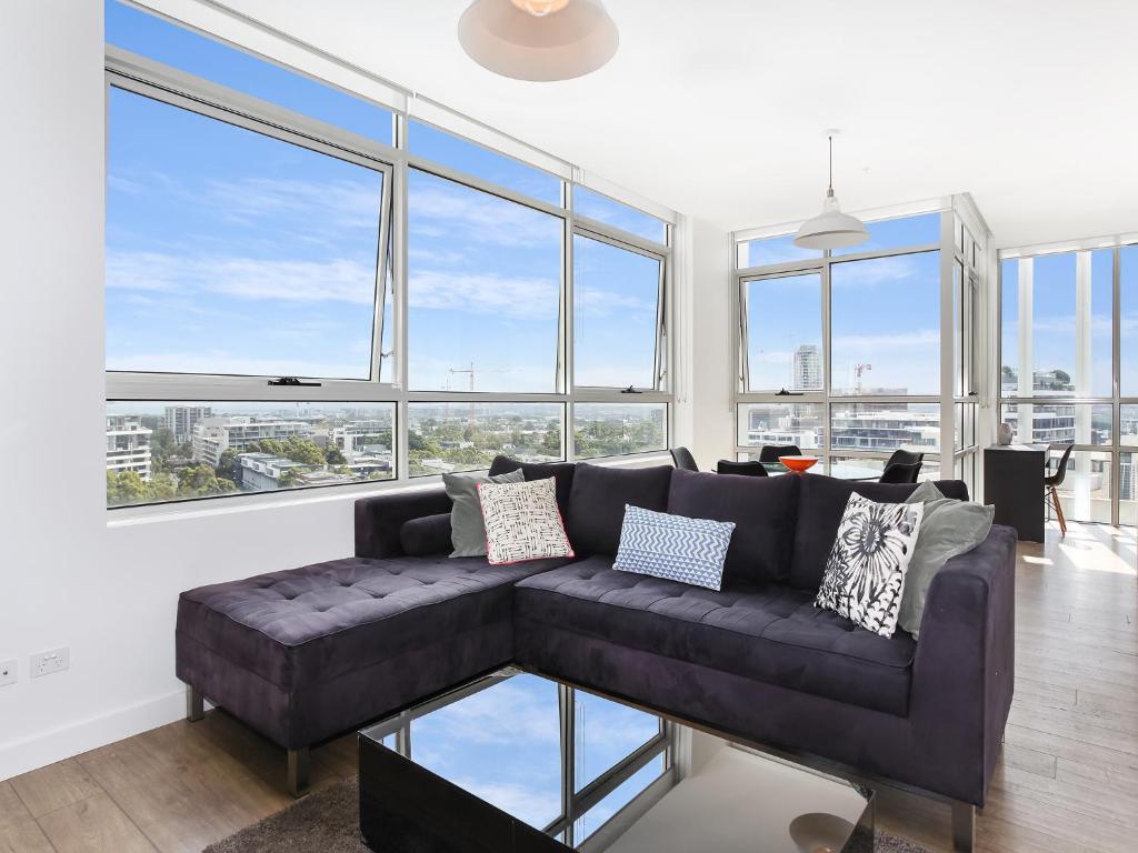 Seating area sa As the Sun Sets - Modern and Spacious 2BR Zetland Apartment Facing the Setting Sun