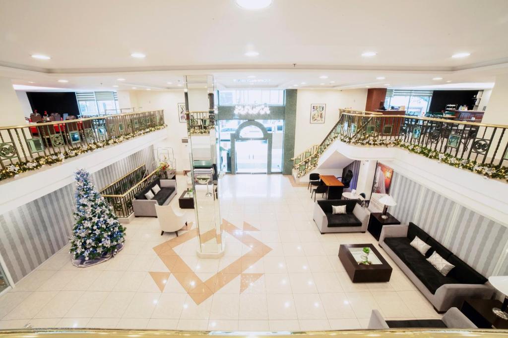 um centro comercial com uma árvore de Natal no meio em The Charter House em Manila