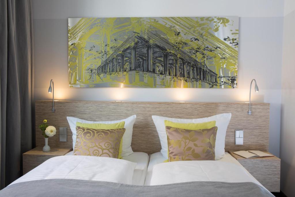 a bedroom with a bed and a painting on the wall at Hotel am Markt in Baden-Baden