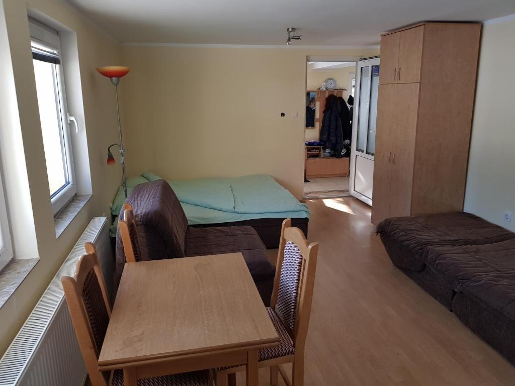 salon ze stołem i kanapą w obiekcie Apartment Oaza Mira w mieście Divčibare