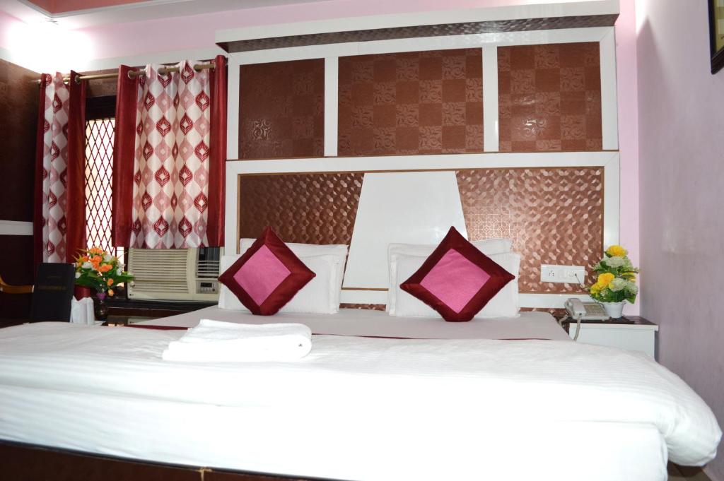 Cama o camas de una habitación en Hotel Su Shree Continental 5 Minutes Walk From New Delhi Railway Station