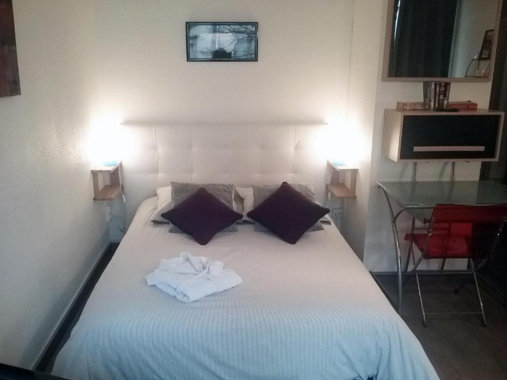 - une chambre avec un lit et 2 serviettes dans l'établissement Le Studio Victoria I -Mon Desert Village -24m2, à Nancy