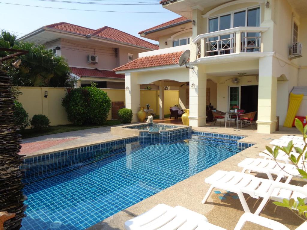 a swimming pool in the backyard of a house at baan suay tuk in Jomtien Beach