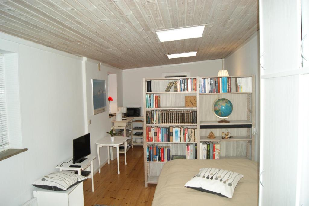 um quarto com uma cama e uma estante de livros com livros em Glentevej 3 em Greve