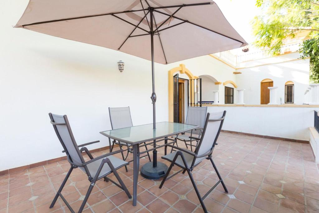 Patio alebo iná vonkajšia časť ubytovania Casita Las Eras en Villa de Nijar con piscina