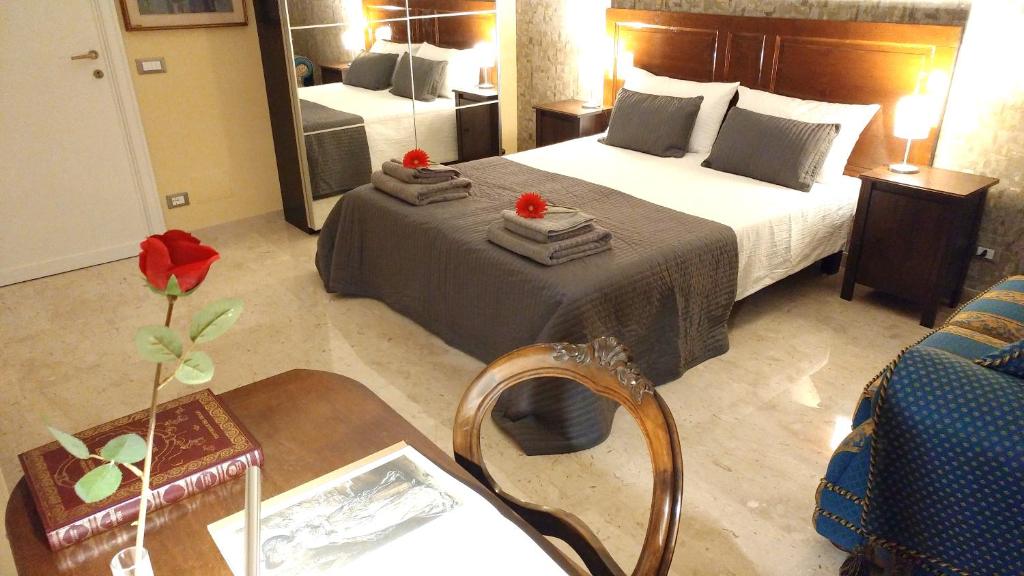 una camera d'albergo con letto e tavolo di Vatican69 New Apartment a Roma