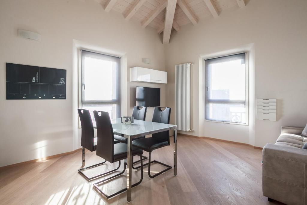 ボローニャにあるSant'Orsola Suites Apartmentsのリビングルーム(ダイニングルームテーブル、椅子付)