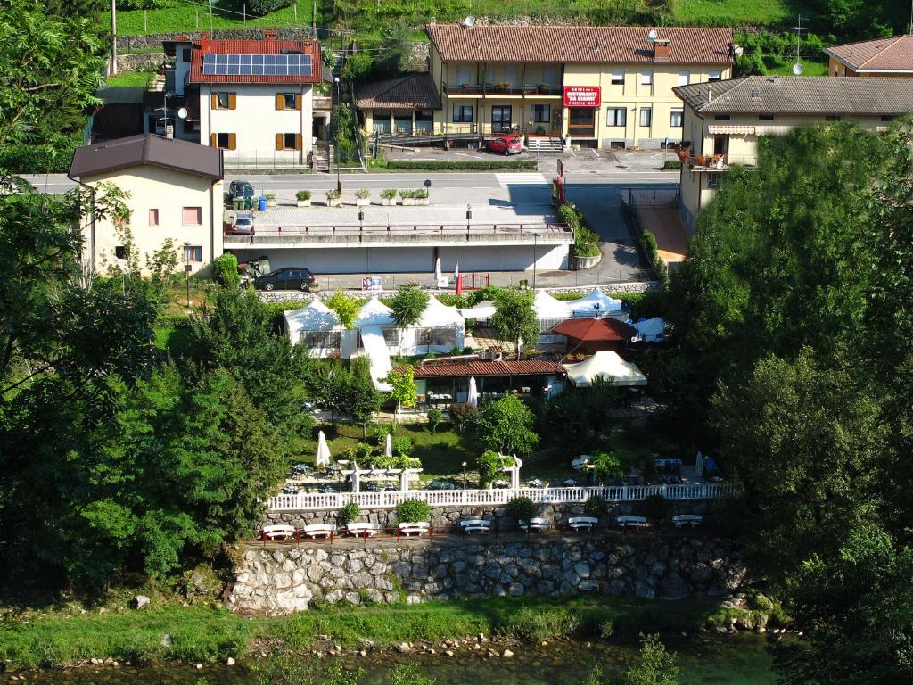 una vista aérea de un complejo con aparcamiento en Da Gianni Hotel, en Zogno