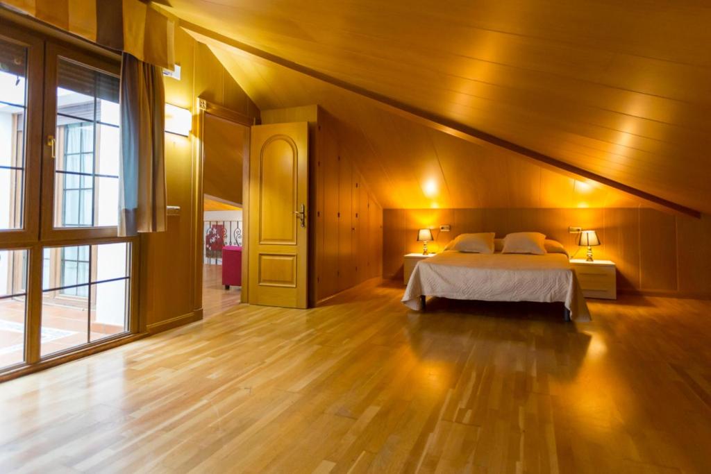 sypialnia z łóżkiem i dużym oknem w obiekcie Chalet Villadulce w mieście Aguadulce
