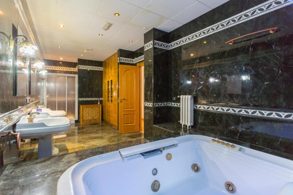 duża łazienka z dwiema umywalkami i wanną w obiekcie Chalet Villadulce w mieście Aguadulce
