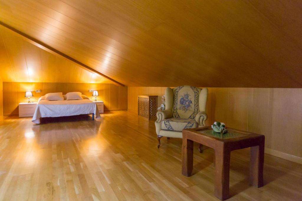 sypialnia z łóżkiem, krzesłem i stołem w obiekcie Chalet Villadulce w mieście Aguadulce