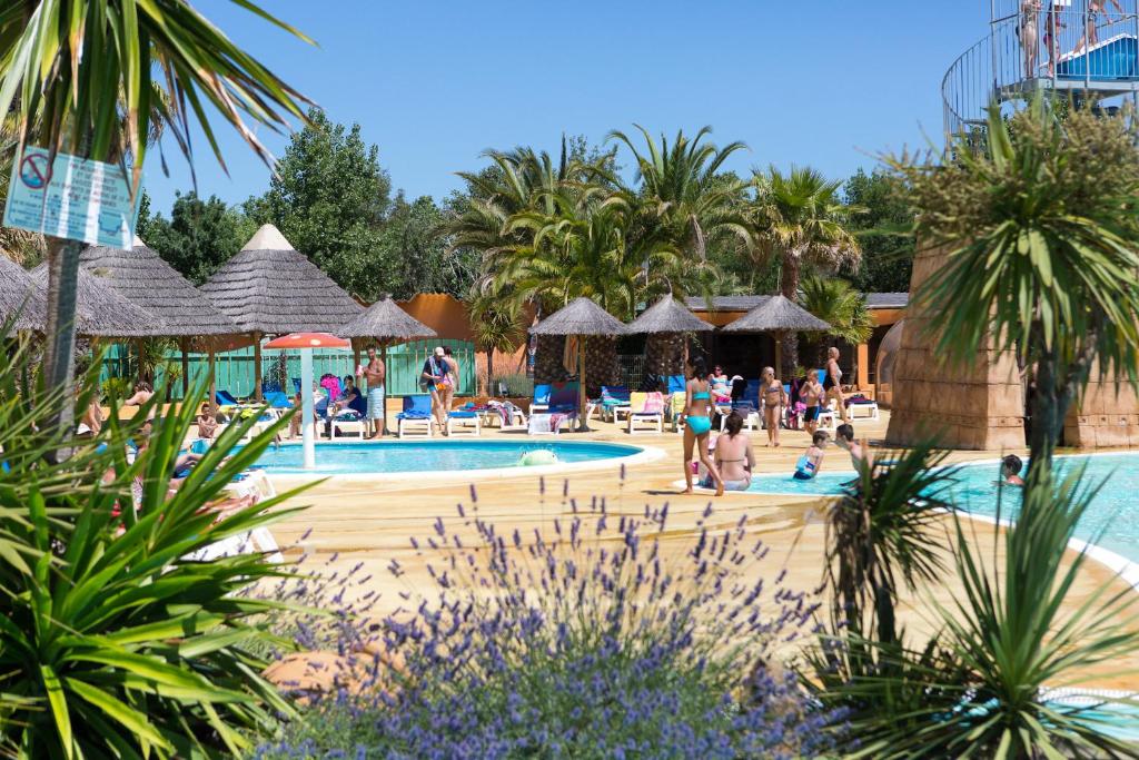 un gruppo di persone in una piscina in un resort di Camping Club l'Air Marin a Vias