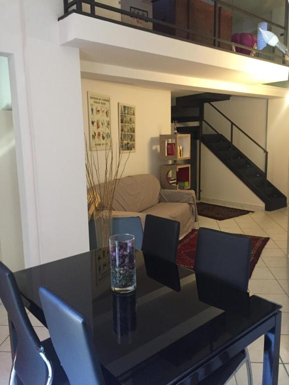 une salle à manger avec une table et des chaises noires dans l'établissement Casa Pepe, à Bologne