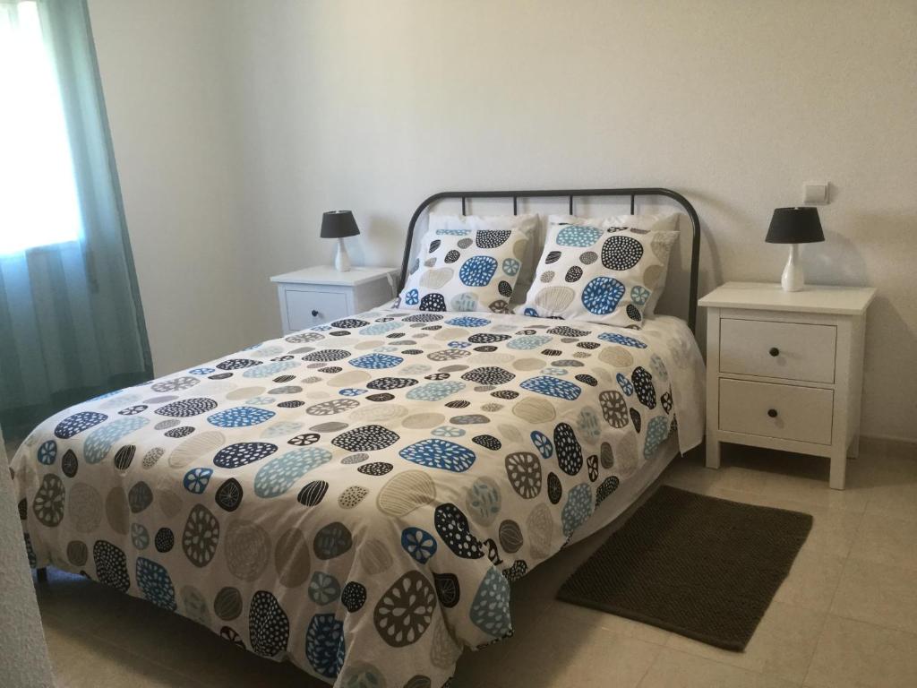 - une chambre avec un lit doté d'une couette et d'oreillers dans l'établissement Olinda’s Two Bedroom Apartment, à Lagos
