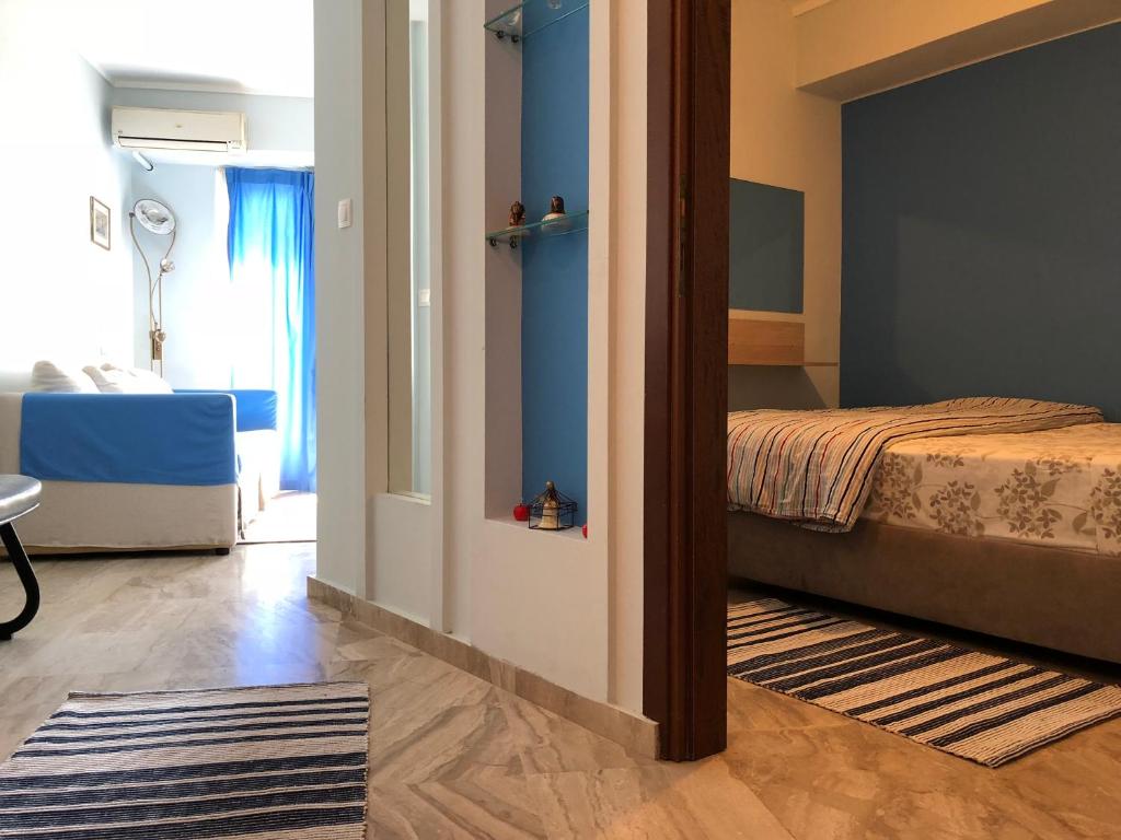 1 dormitorio con 1 cama y puerta a una habitación en Office-Studio Theoxaris, en Tesalónica